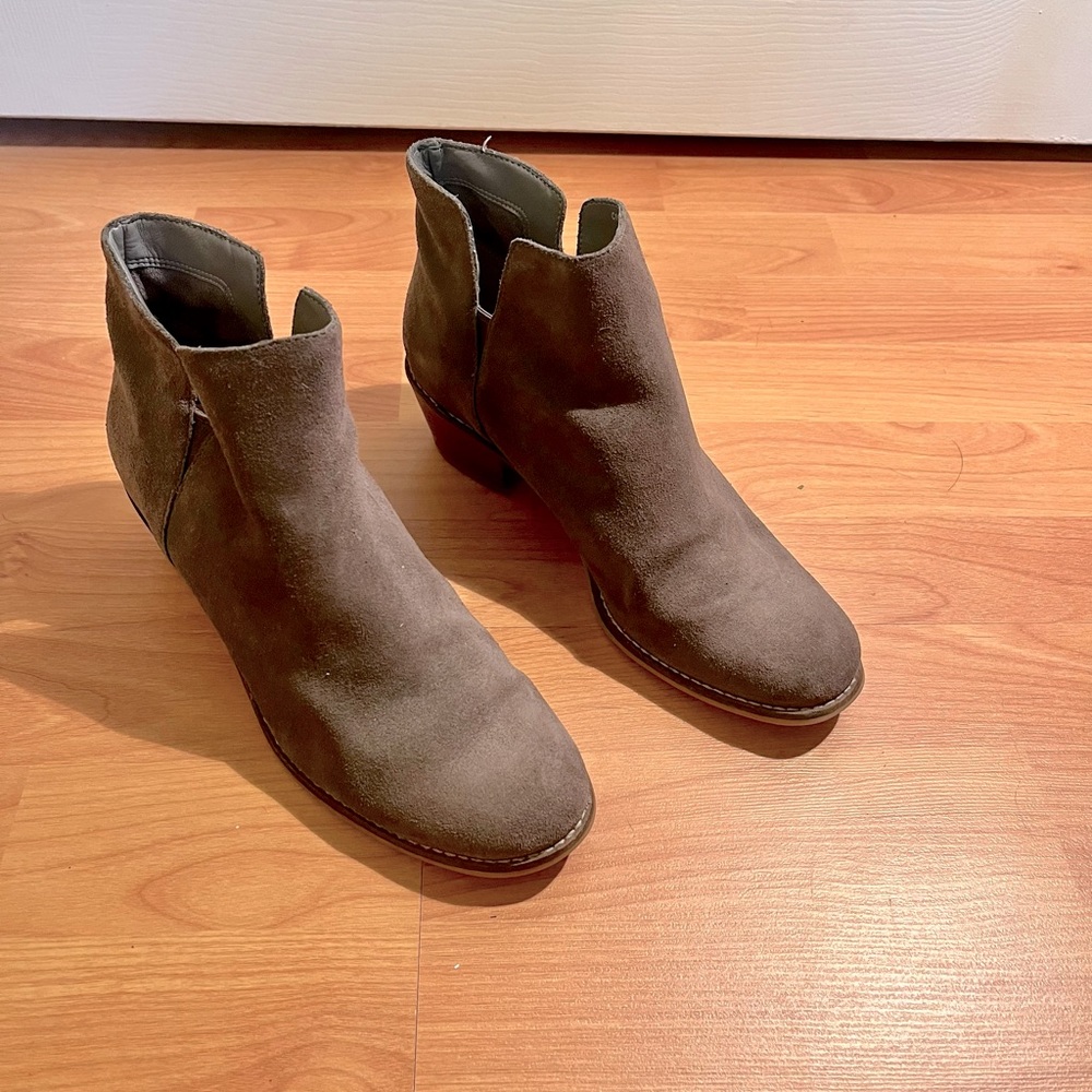 Women’s Cole Haan Chelsea Boot - size 8